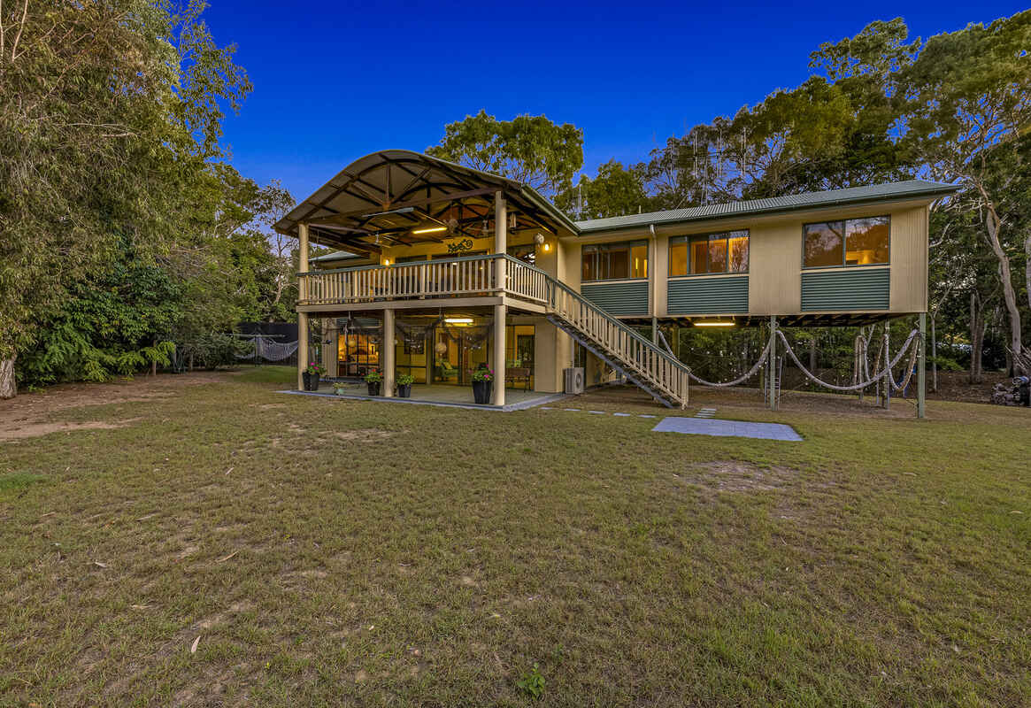 AWARD WINNING ARCHITECTURALLY DESIGNED BEACH HOUSE ON 1 ACRE WITH DIRECT ACCESS TO THE BEACH