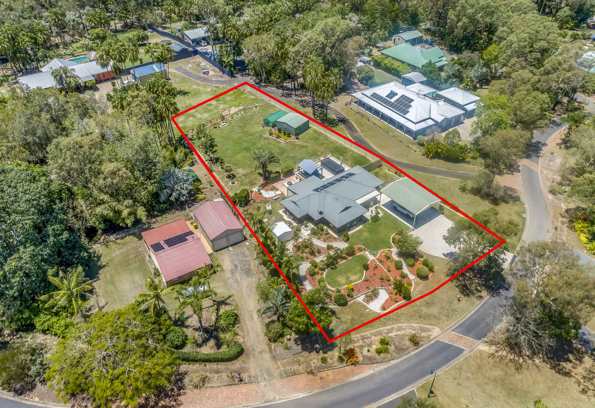 Stunning 4 Bedroom Brick Home on Park-Like 2860m2 - Close to Beach