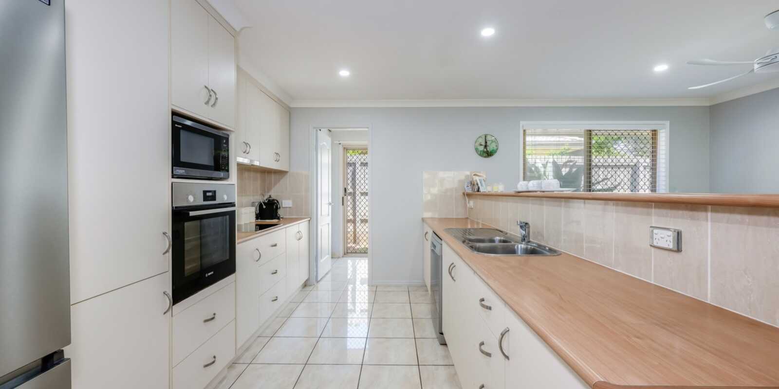 15 McCallum Close Coral Cove 15 McCallum Close Coral Cove