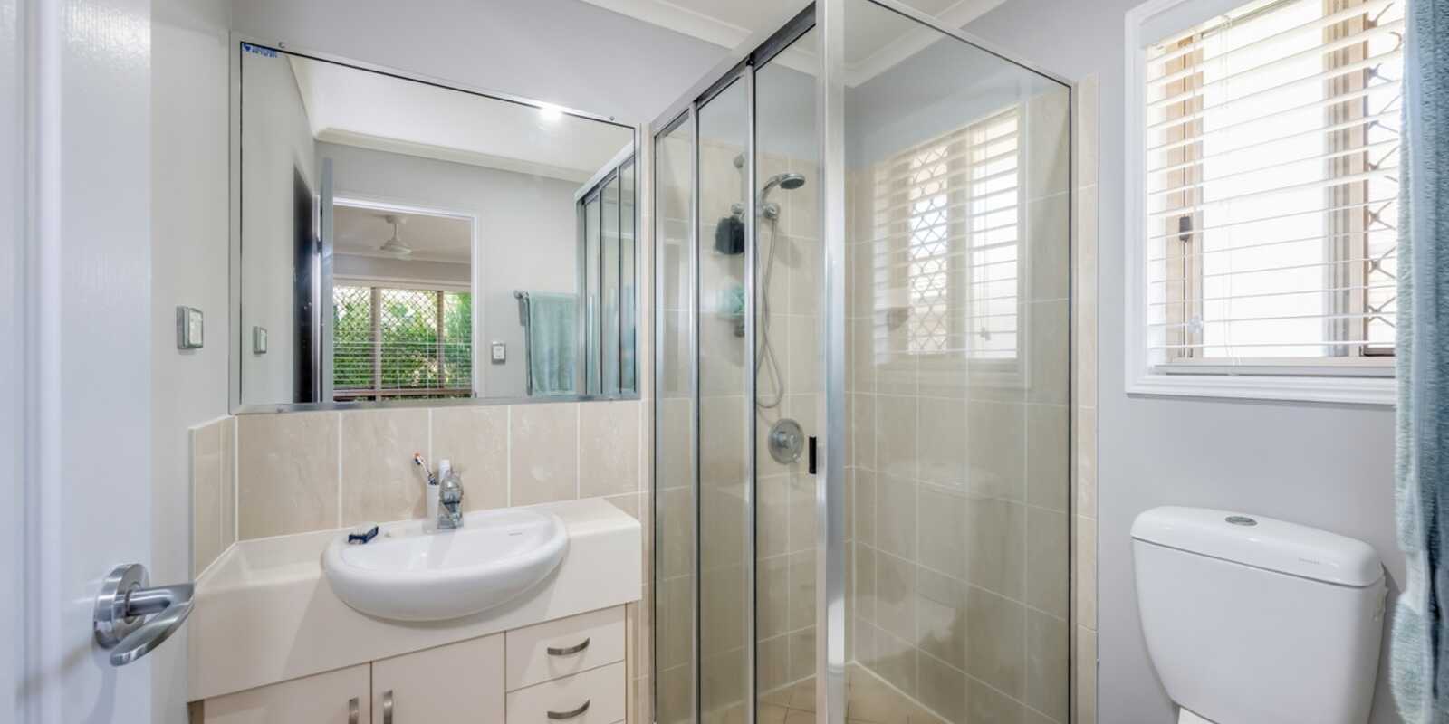 15 McCallum Close Coral Cove 15 McCallum Close Coral Cove
